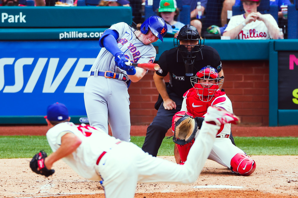 PHILADELPHIA, PA - AUGUST 21: New York Mets third baseman Brett Baty (22) at bat during the Major League Baseball game between the Philadelphia Phillies and the New York Mets on August 21, 2022 at Citizens Bank Park in Philadelphia, Pennsylvania. (Photo by Rich Graessle/Icon Sportswire)