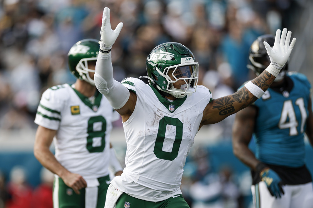 JACKSONVILLE, FL - DECEMBER 15:New York Jets running back Braelon Allen (0) reacts after a touchdown is scored during the game between the Jacksonville Jaguars and the New York Jets on December 15, 2024 at EverBank Stadium in Jacksonville, Fl. (Photo by David Rosenblum/Icon Sportswire)