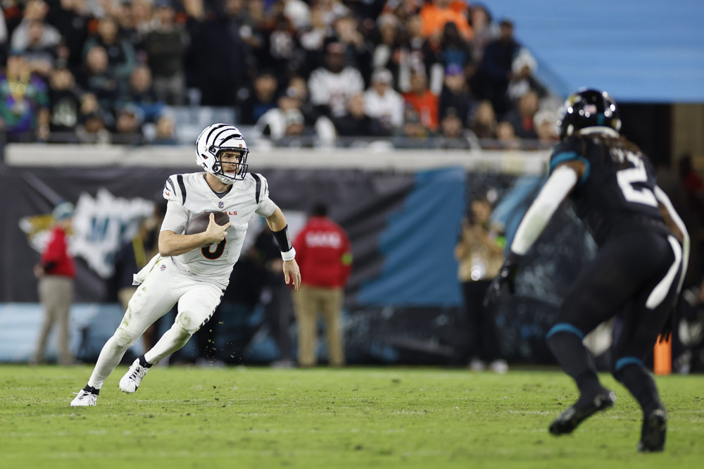 JACKSONVILLE, FL - DECEMBER 04: Cincinnati Bengals quarterback Jake Browning (6) runs with the ball during the game between the Jacksonville Jaguars and the Cincinnati Bengals on December 4, 2023 at EverBank Stadium in Jacksonville, Fl. (Photo by David Rosenblum/Icon Sportswire)